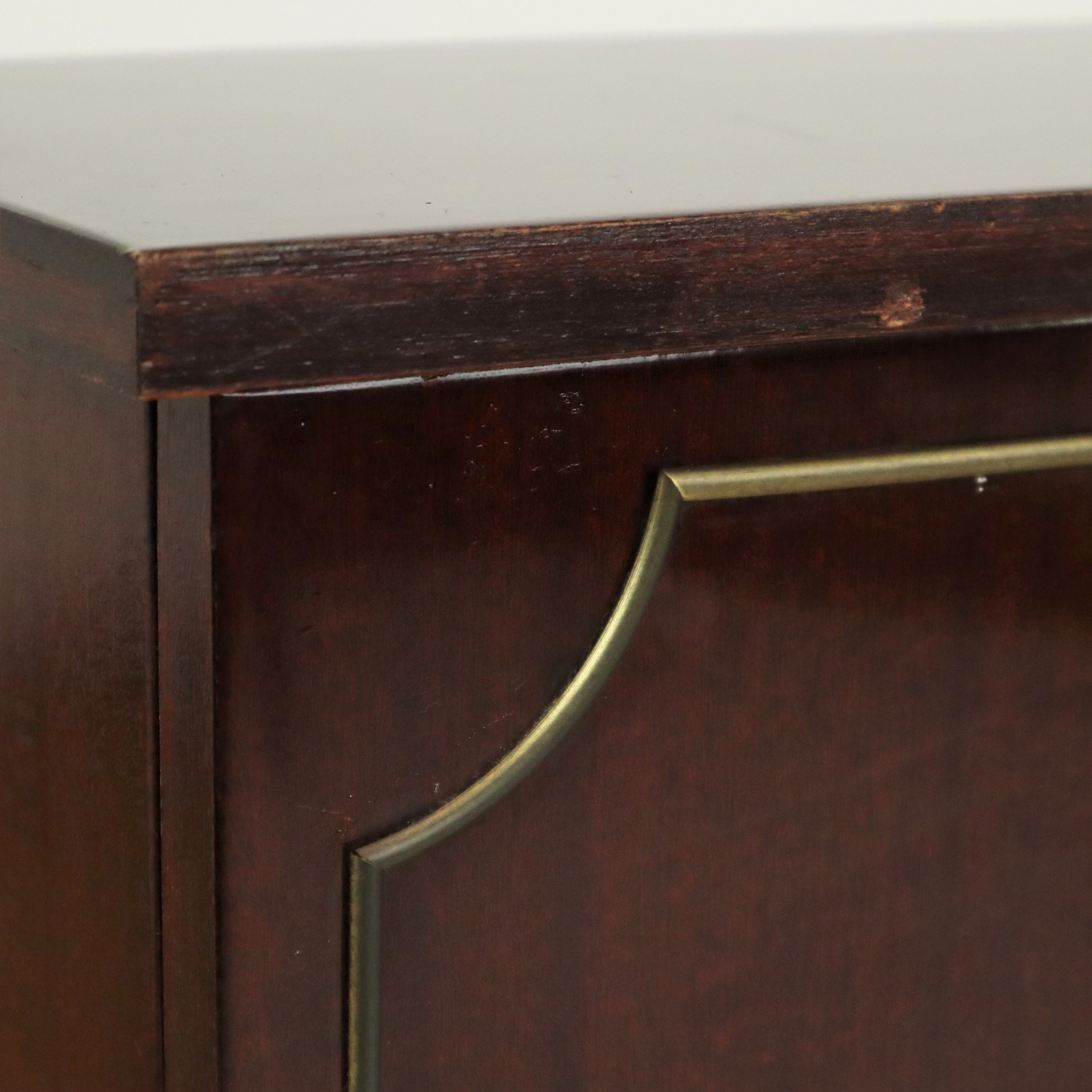 Koppel vintage nachtkastjes mahonie fineer messing regency stijl nachttafels 50cm