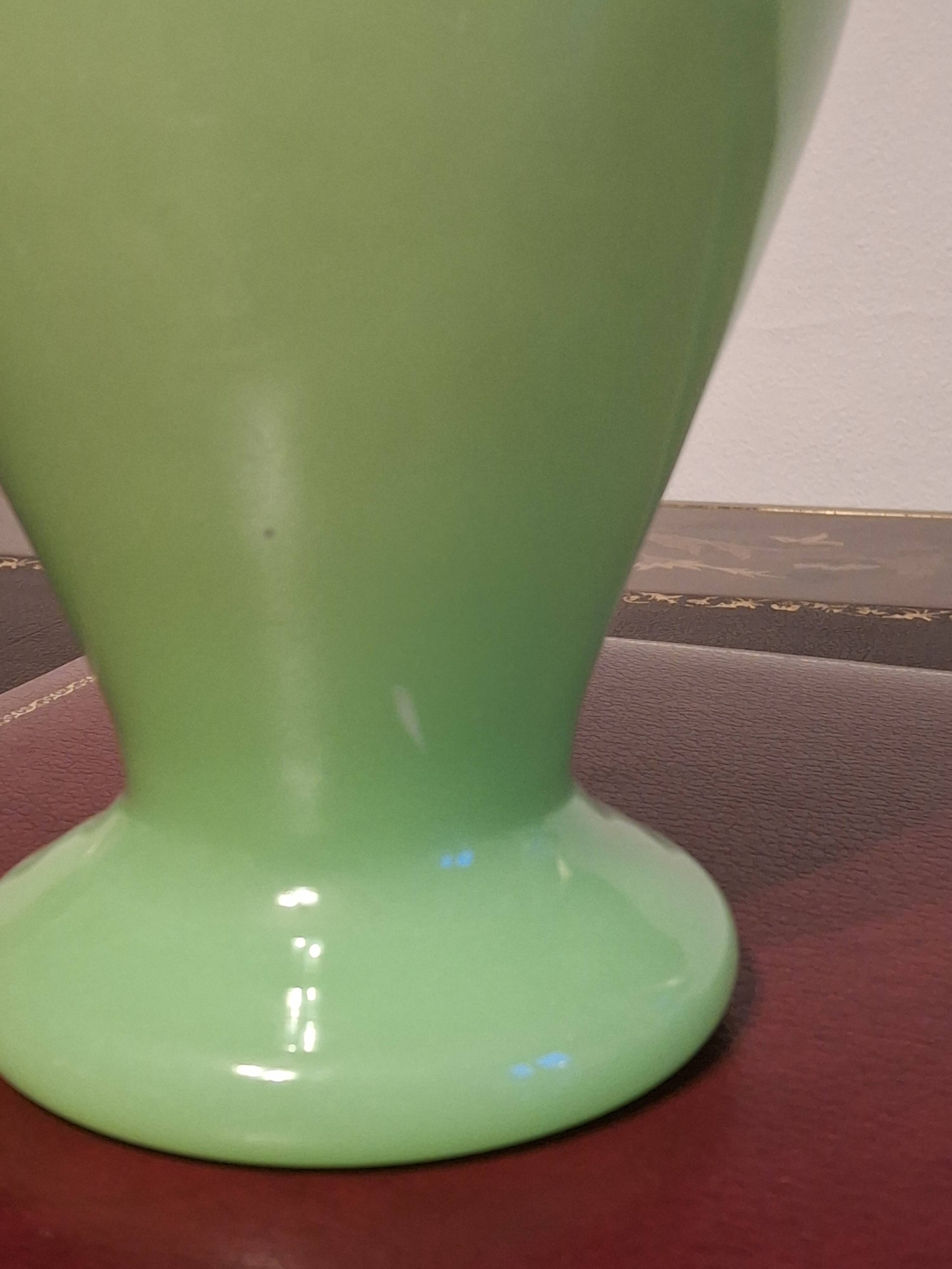Grand vase balustre en verre opalin couleur anis hauteur 31 cm