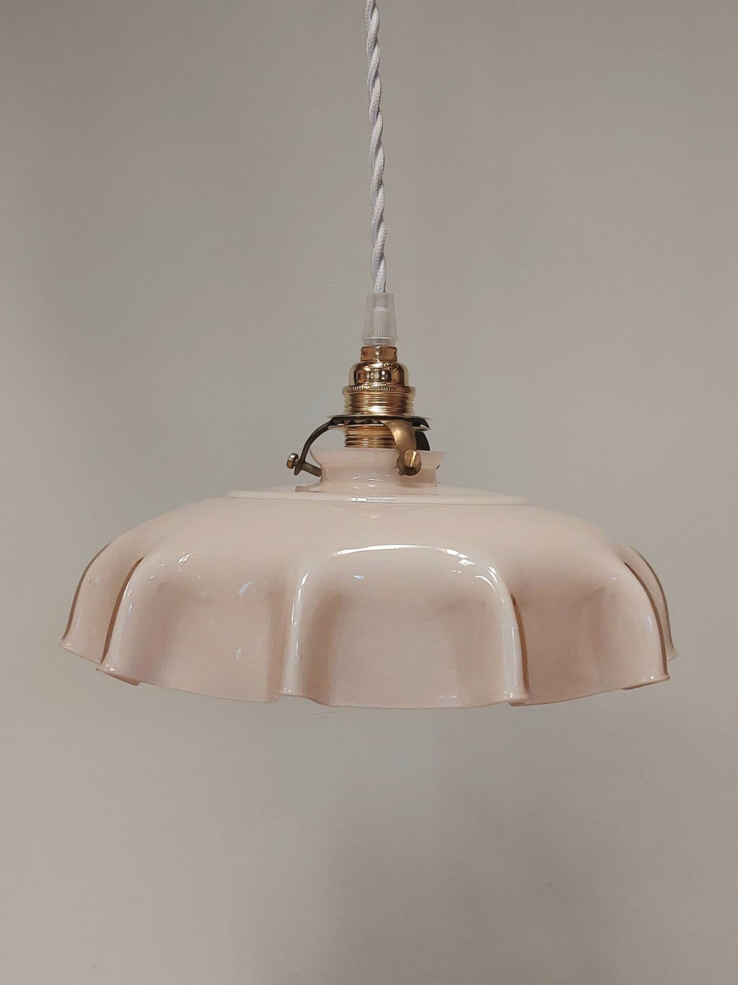Suspension antique lampshade in pink opaline