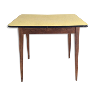 Table de cuisine en bois et formica jaune