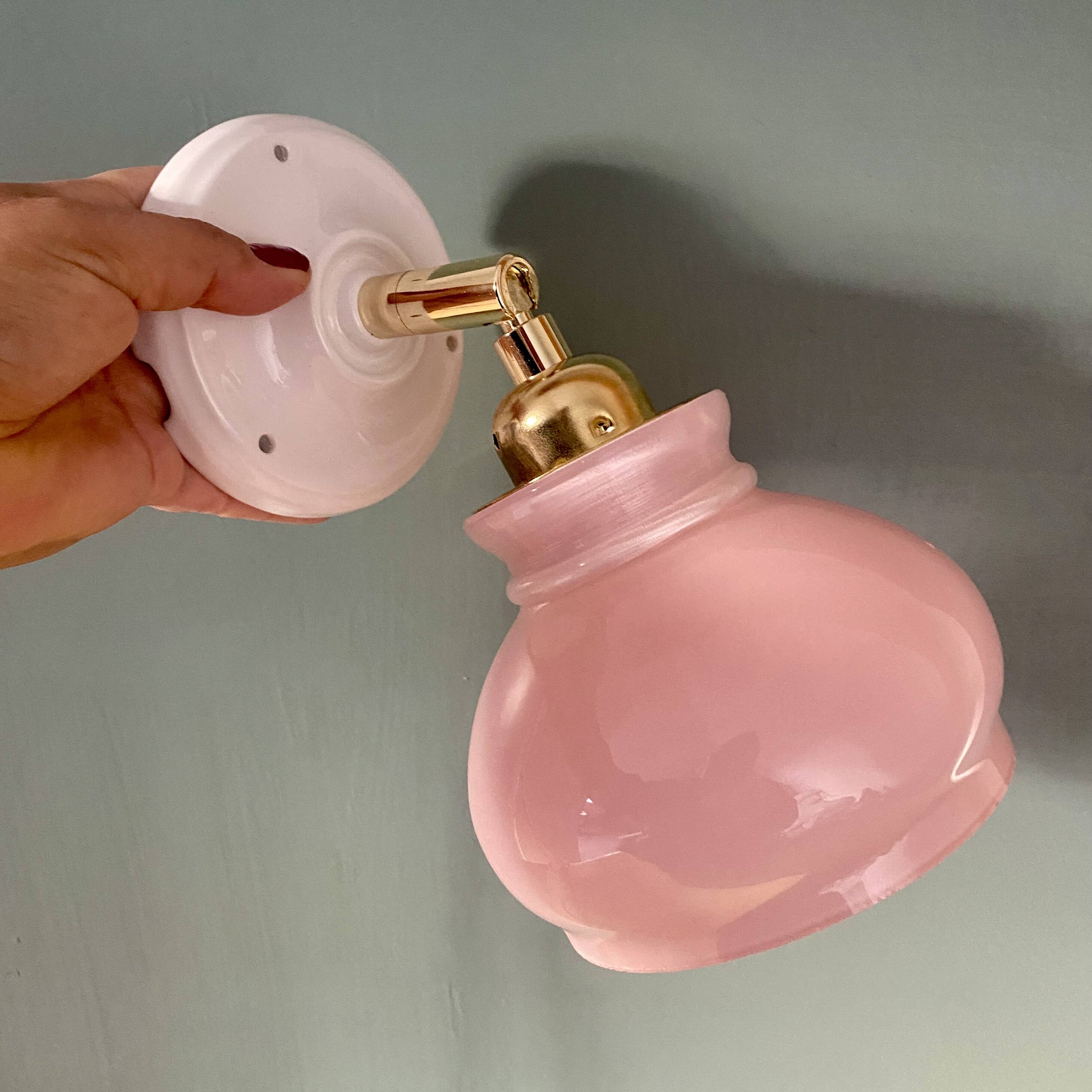 Applique abat-jour vintage en opaline rose.