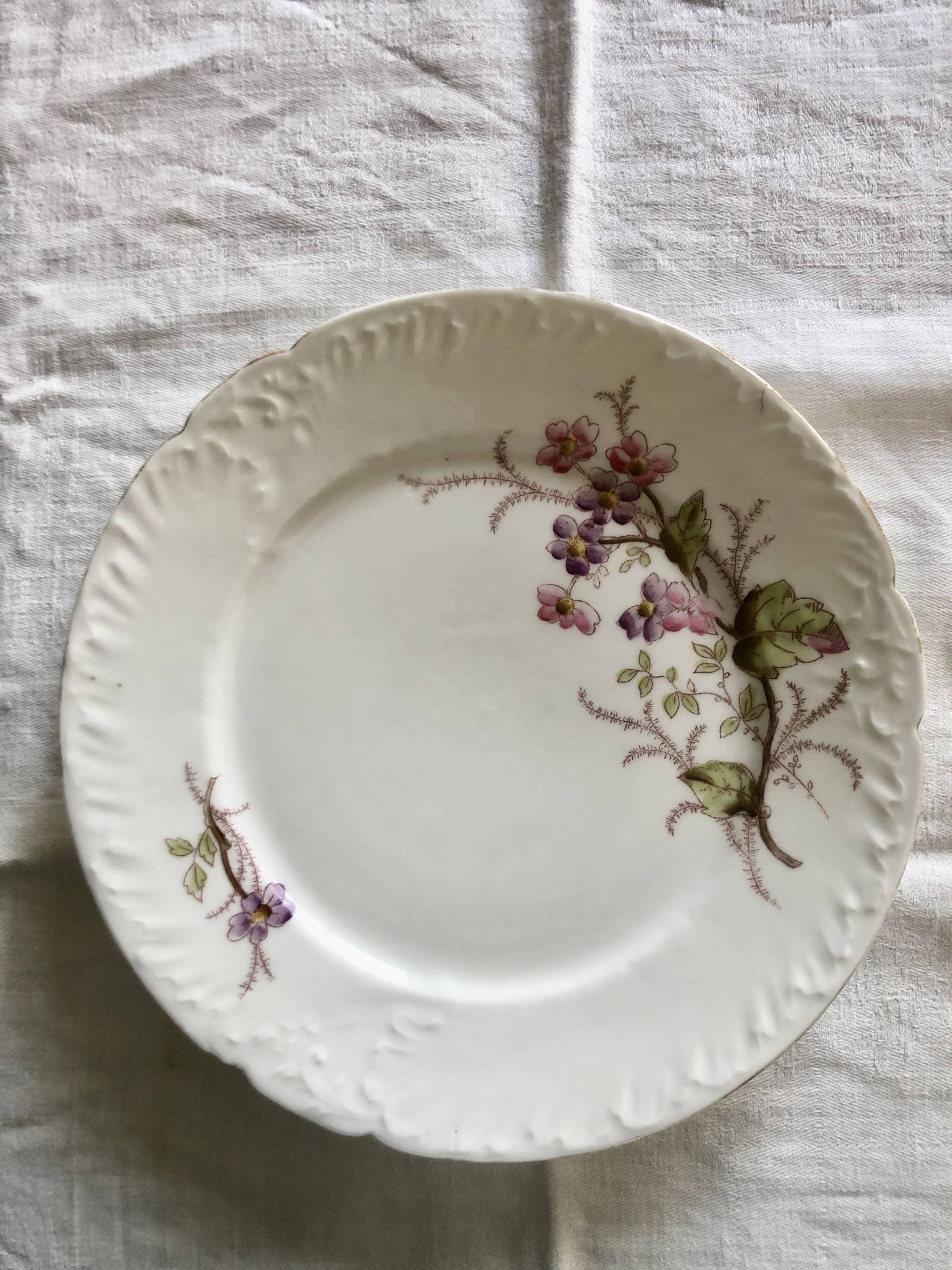 Assiette plate en porcelaine de Limoges