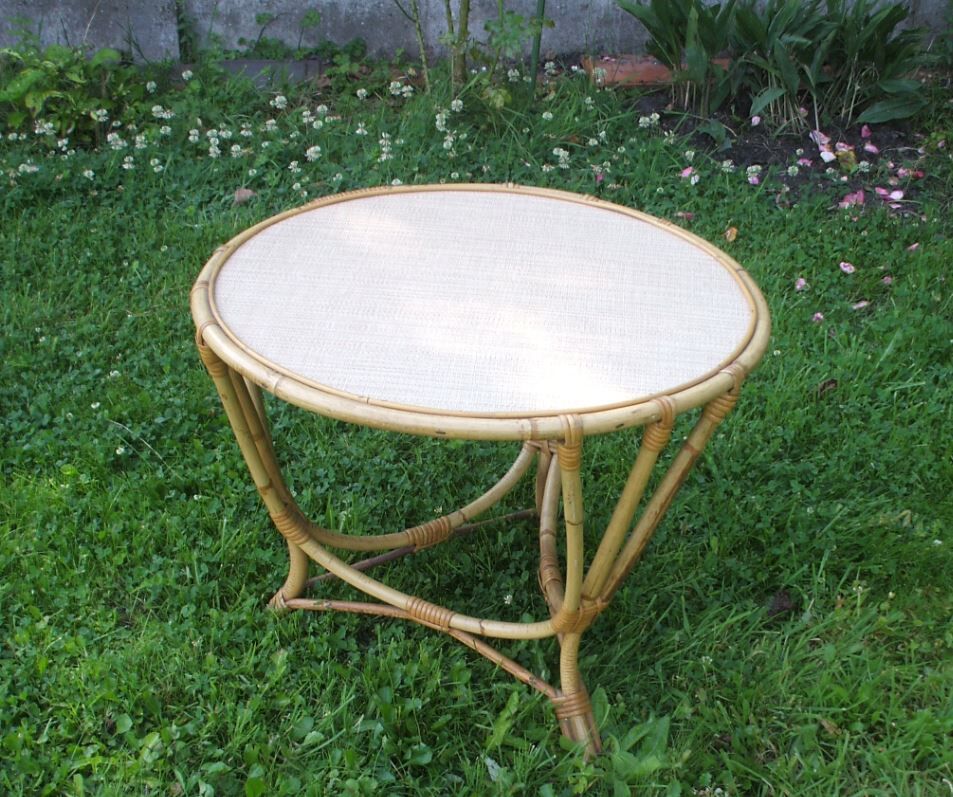 Round rattan table