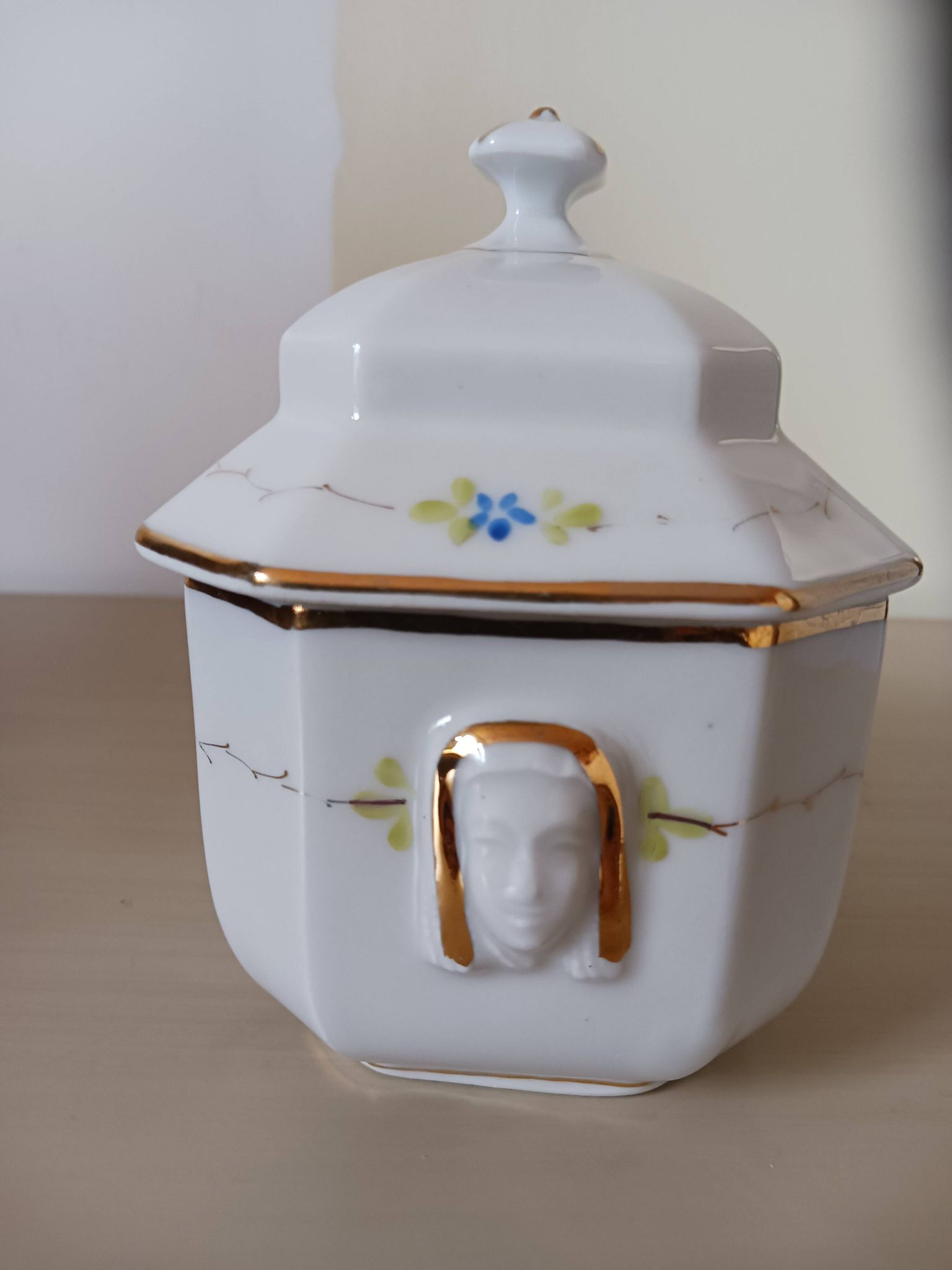 Sucrier vintage en porcelaine .