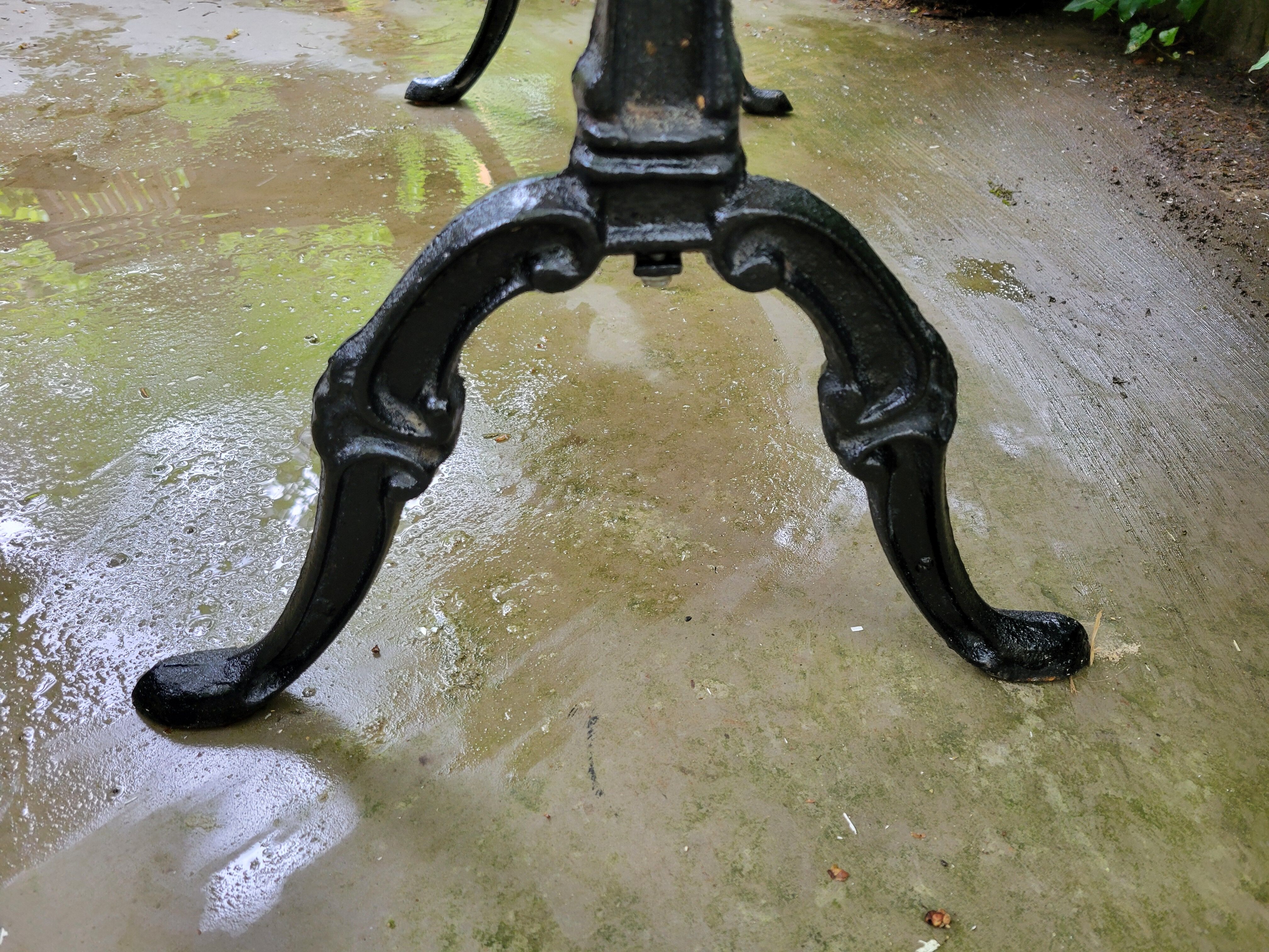 Bistro table in Carrara marble and cast iron, circa 1900.