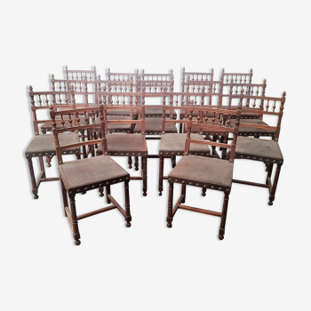 Un lot de 16 chaises de style henri 2 en cuir repoussé 2 motifs