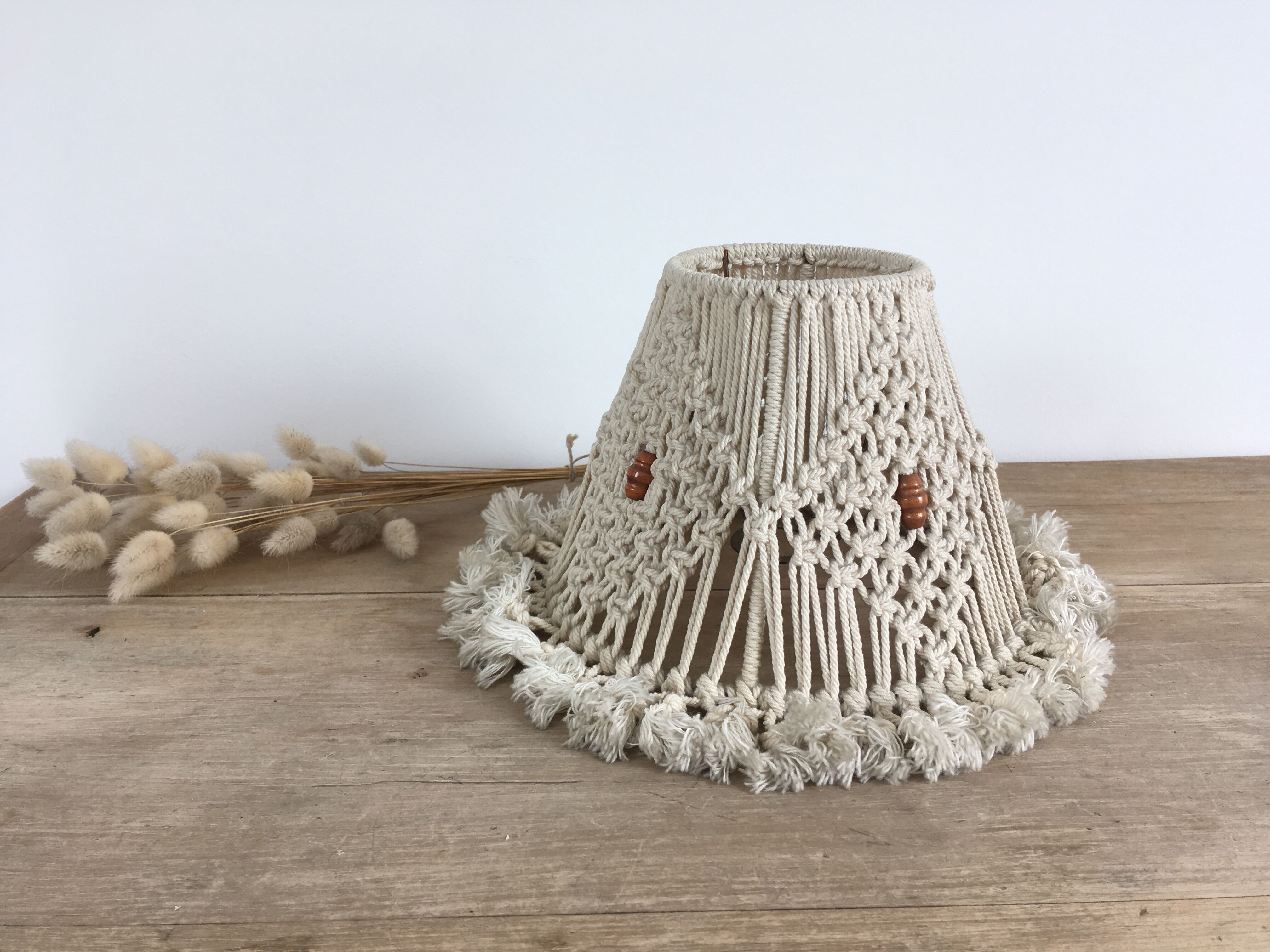 Abat-jour en macramé et perles de bois