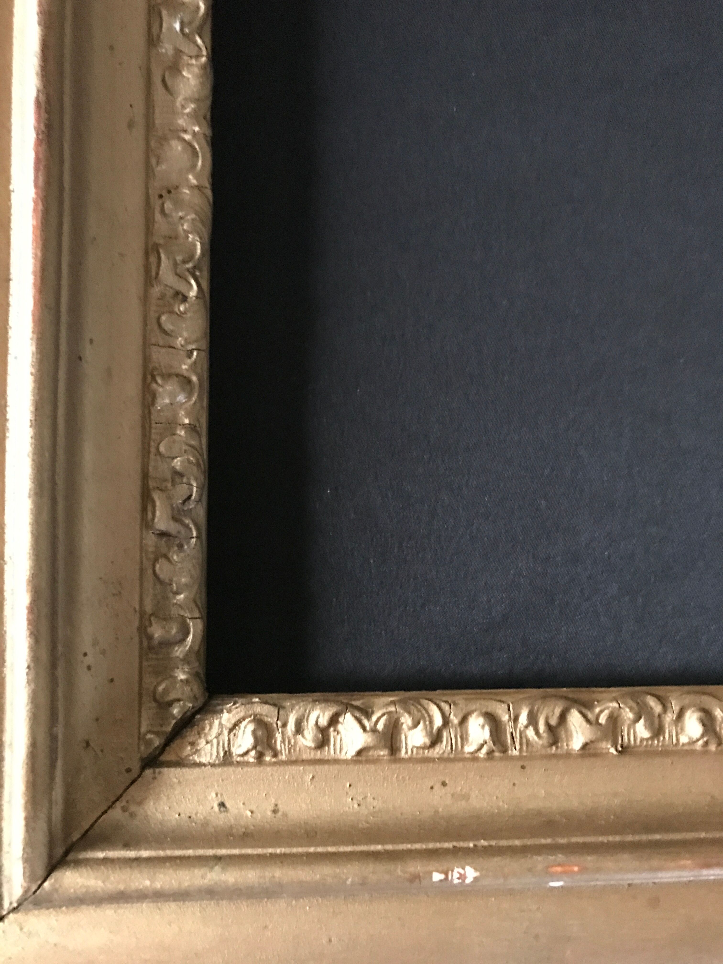 Wooden frame decorated with a frieze.