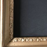Wooden frame decorated with a frieze.