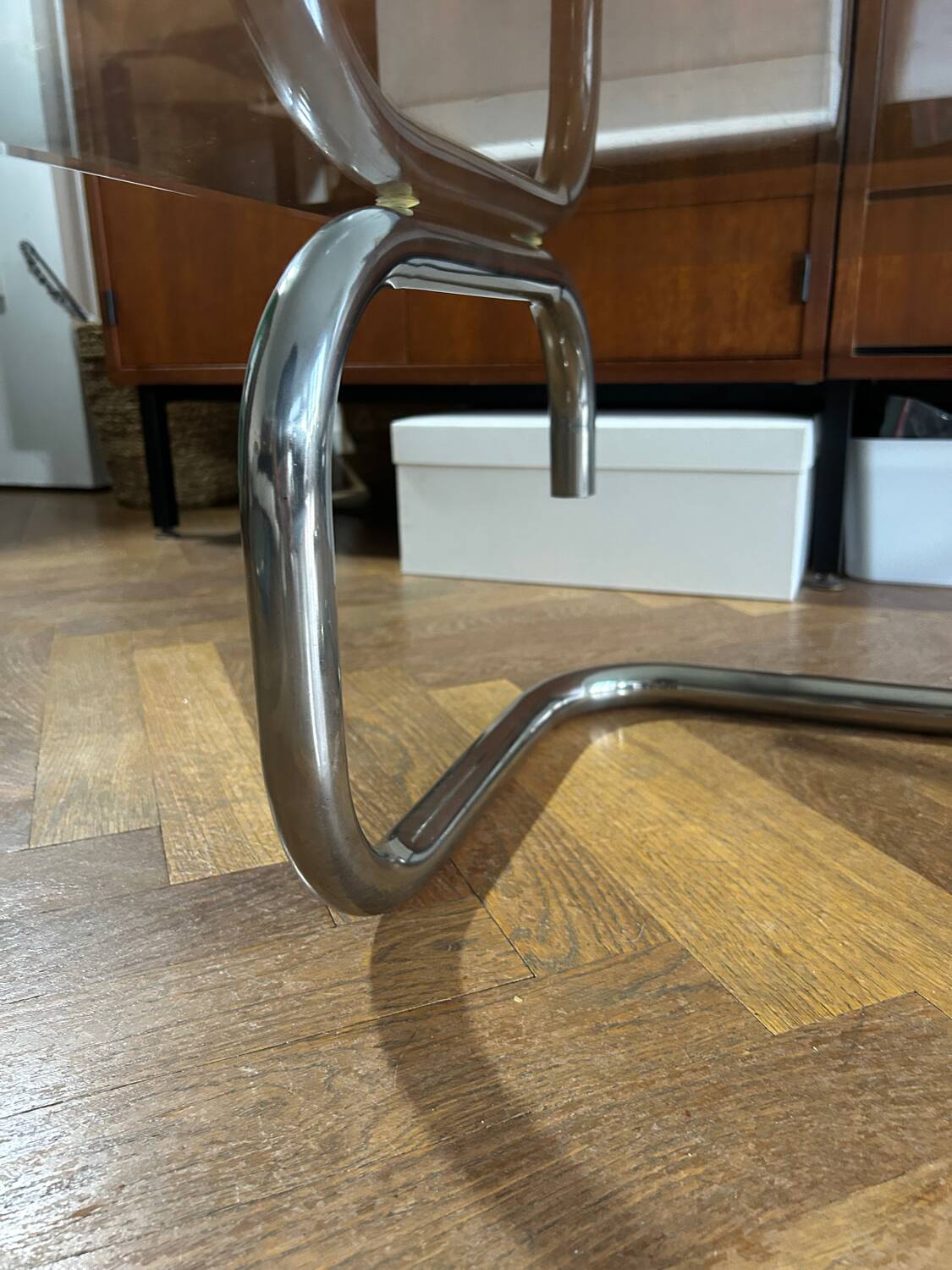 1970s design coffee table in rectangular glass with chrome legs