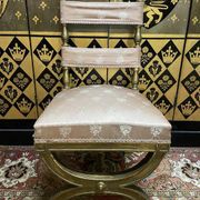 Chaise curule dorée
