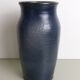 Vase bleu en céramique signé