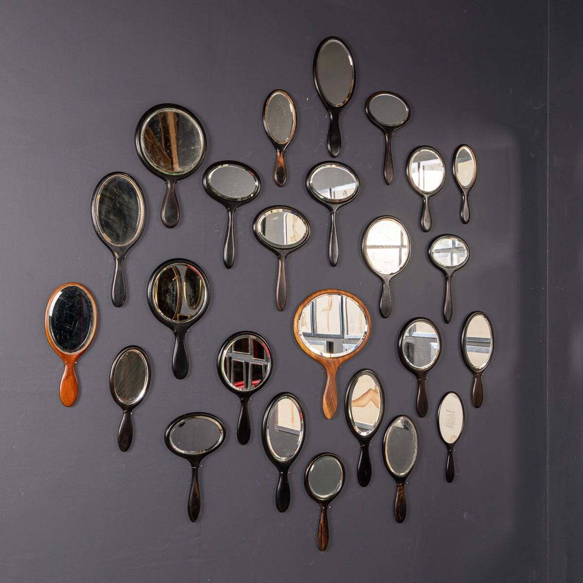 Collection antique du 19ème siècle de vingt-cinq miroirs à main en bois