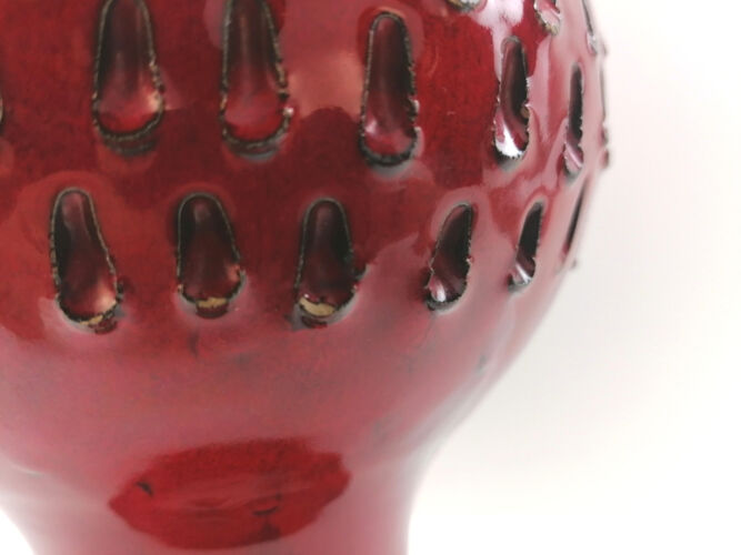 Vase pichet émaillé rouge effet peau de fraise