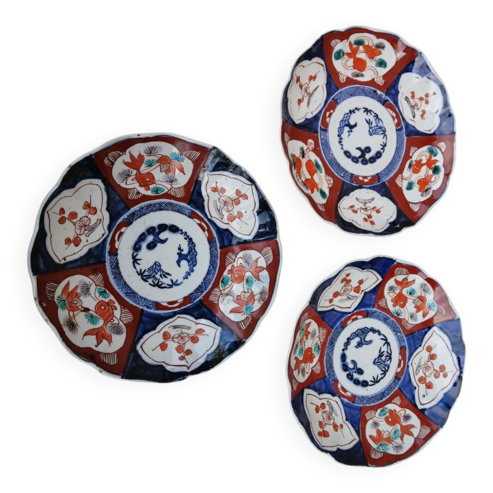 Set of 3 Imari plates - Japanese porcelain - fish decoration