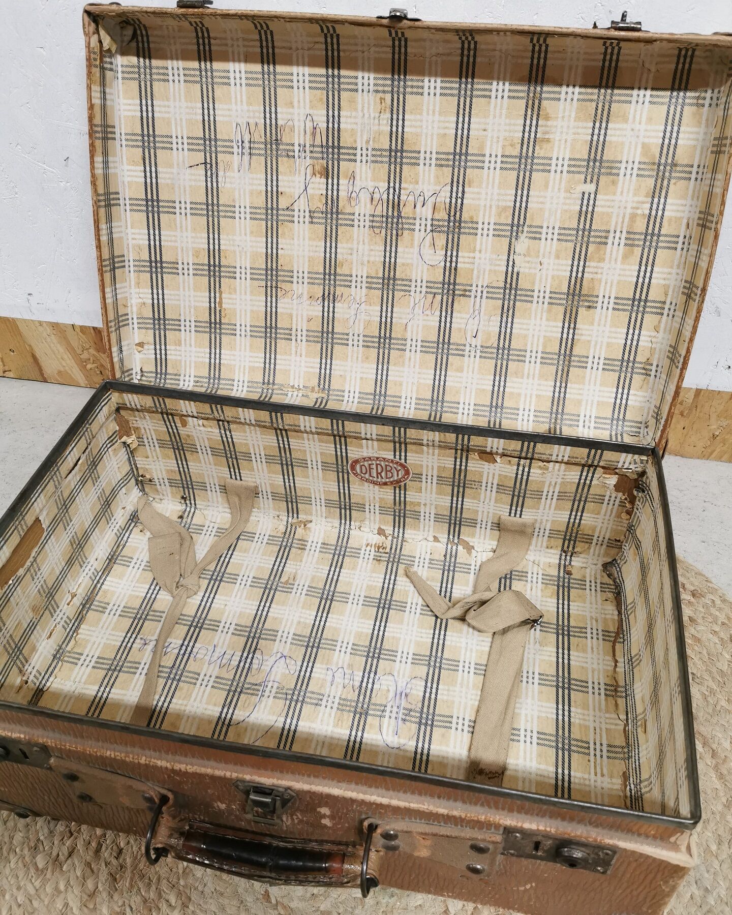Vintage camel cardboard case