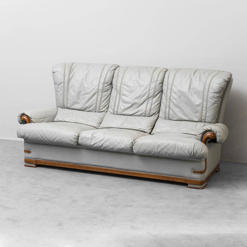 Canapé vintage 3 places en cuir gris et bois, moderniste des années 1950.