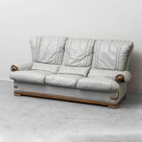 Canapé vintage 3 places en cuir gris et bois, moderniste des années 1950.