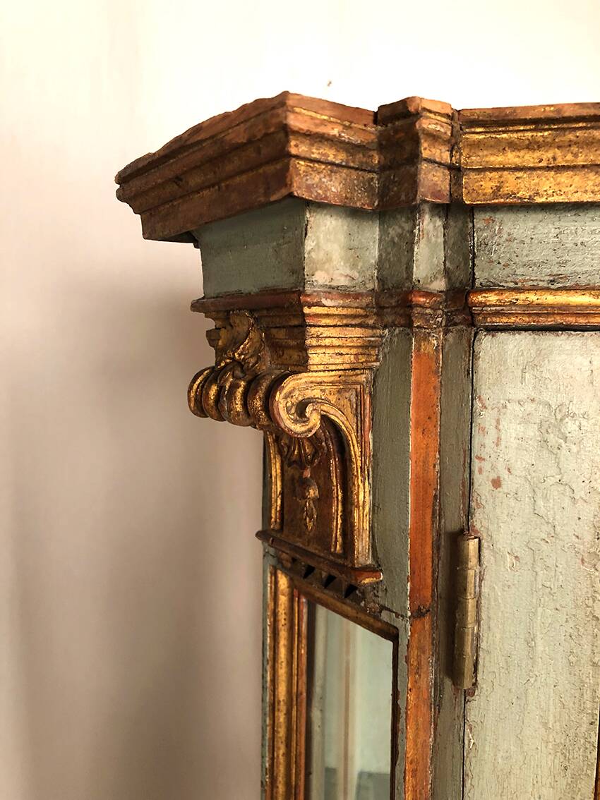 Showcase in blue/green lacquered wood, gold trim, Italy 18th-early 19th century