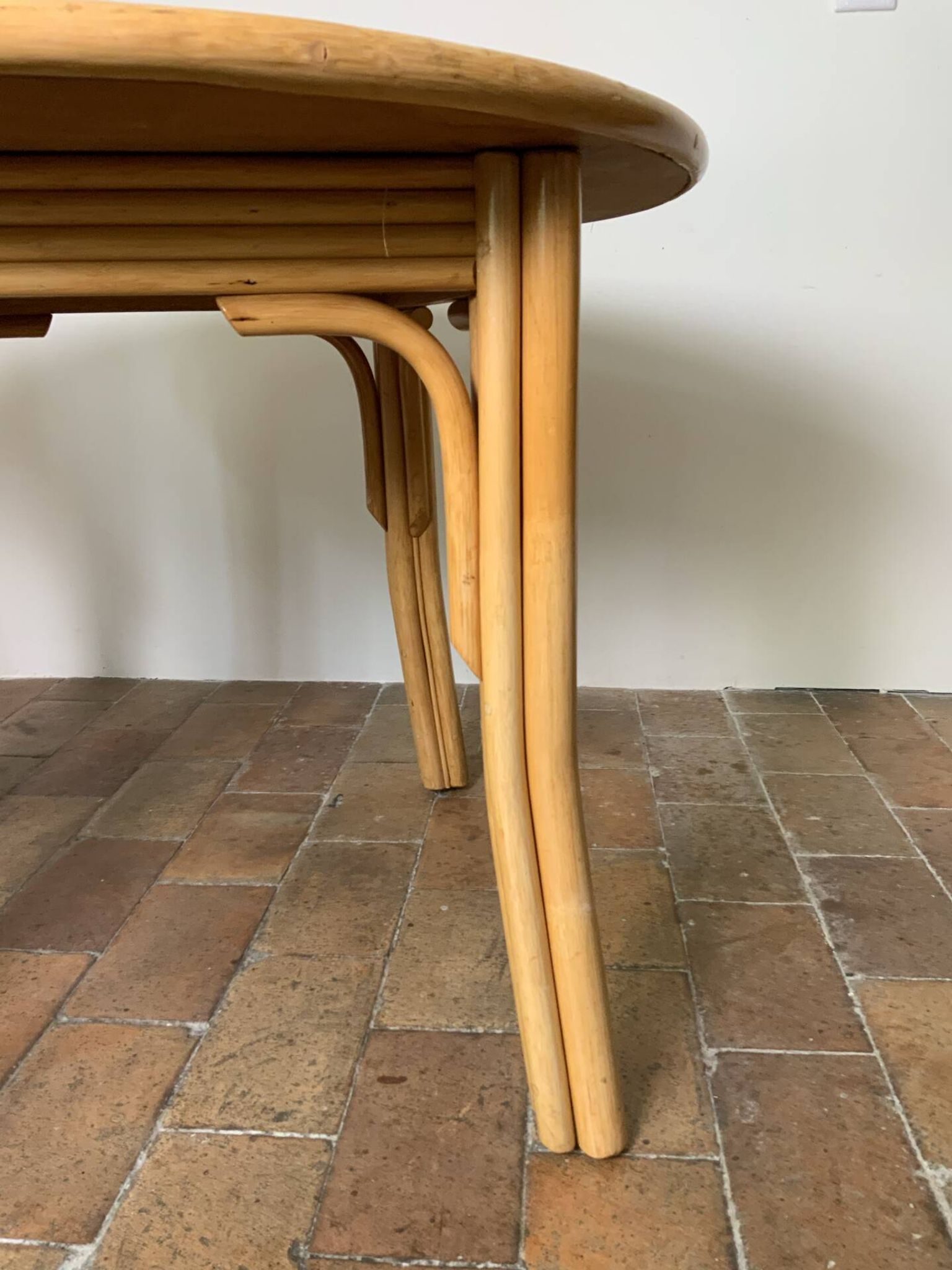 Round dining table