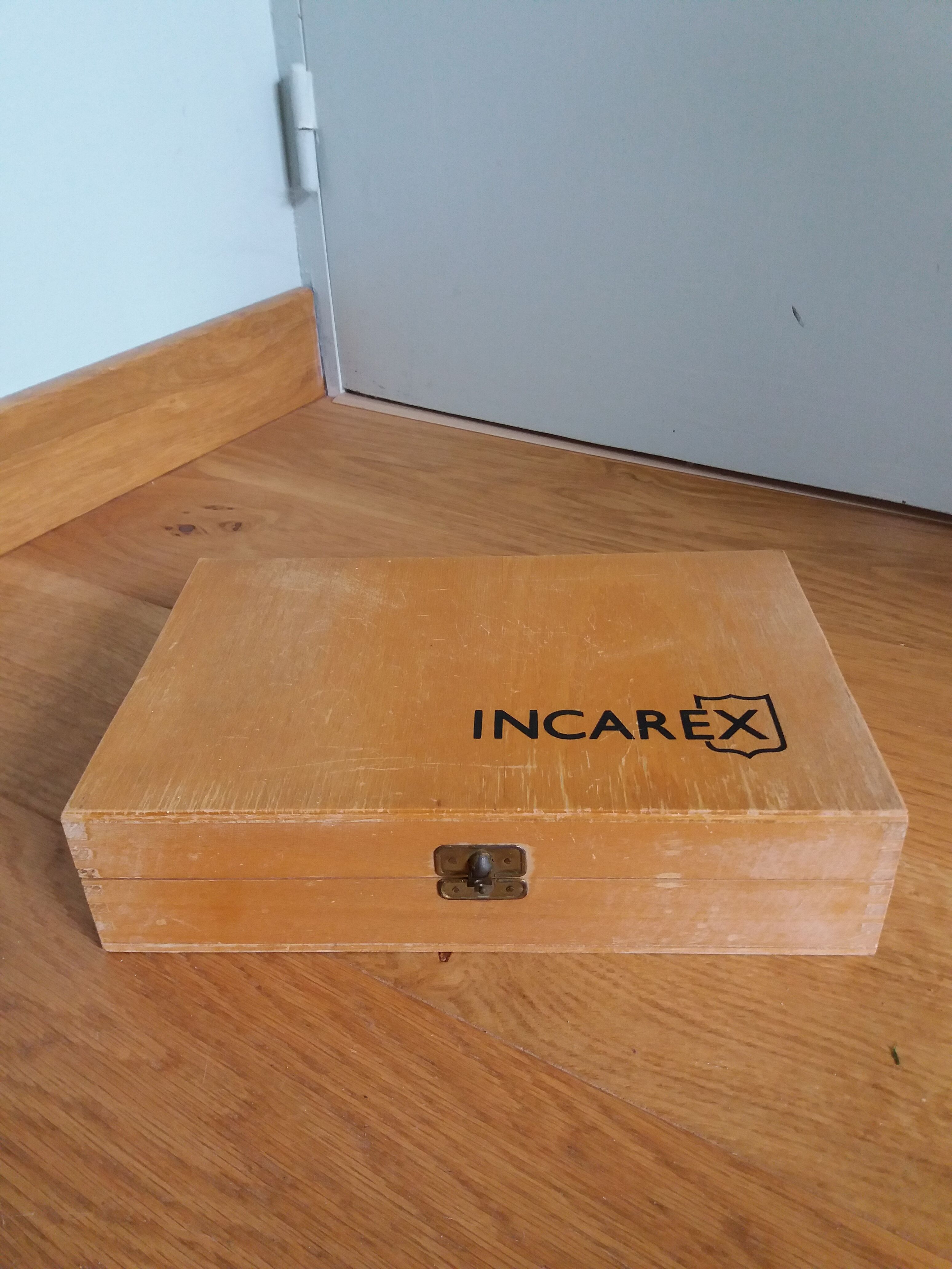 Box compartmentalized wooden