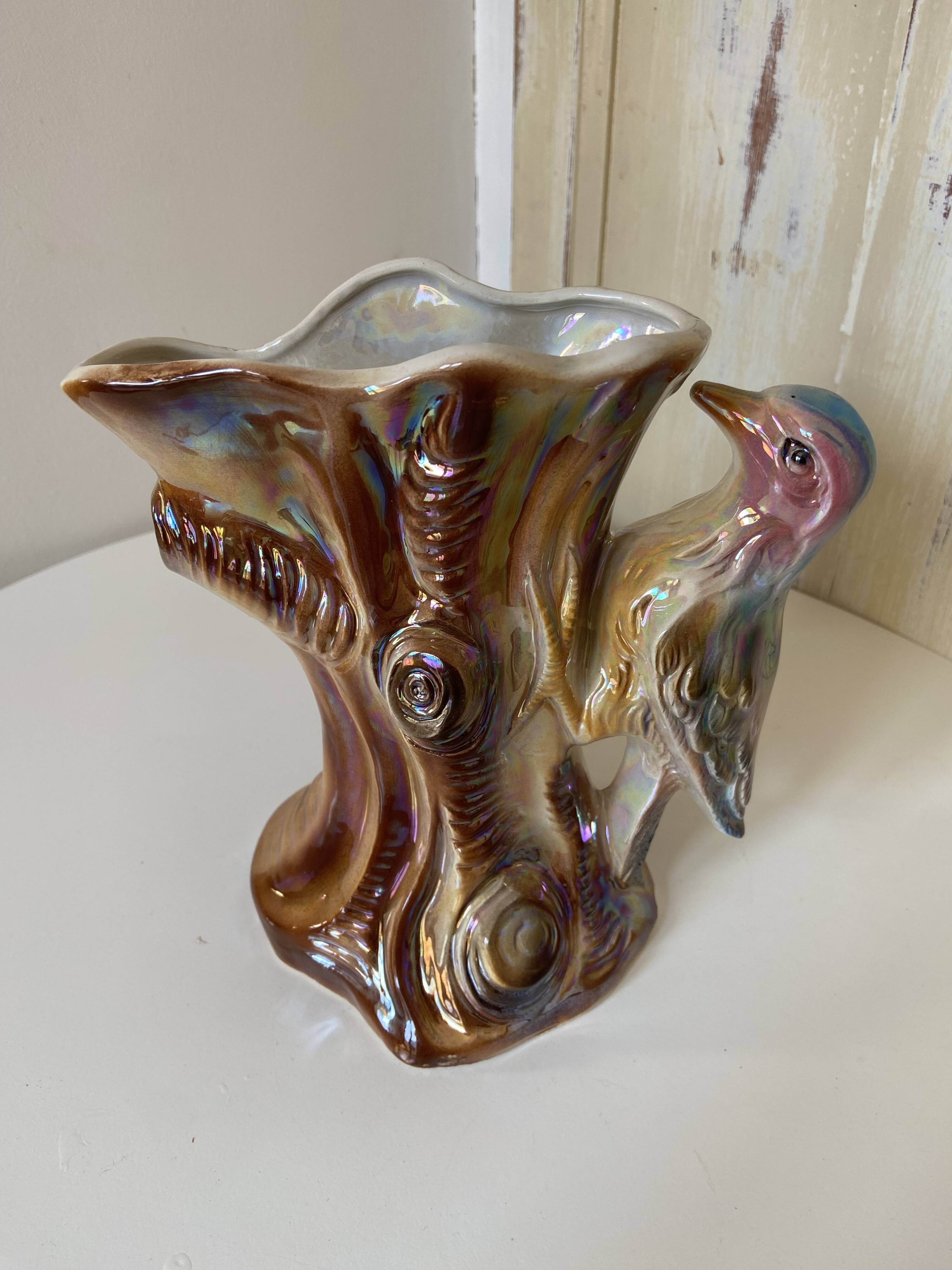 Kitsch Vase "Tree Trunk with Green Woodpecker" - Pink Iridescent Ceramic