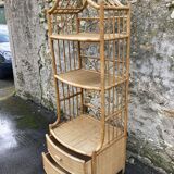 Meuble en rotin pour véranda.