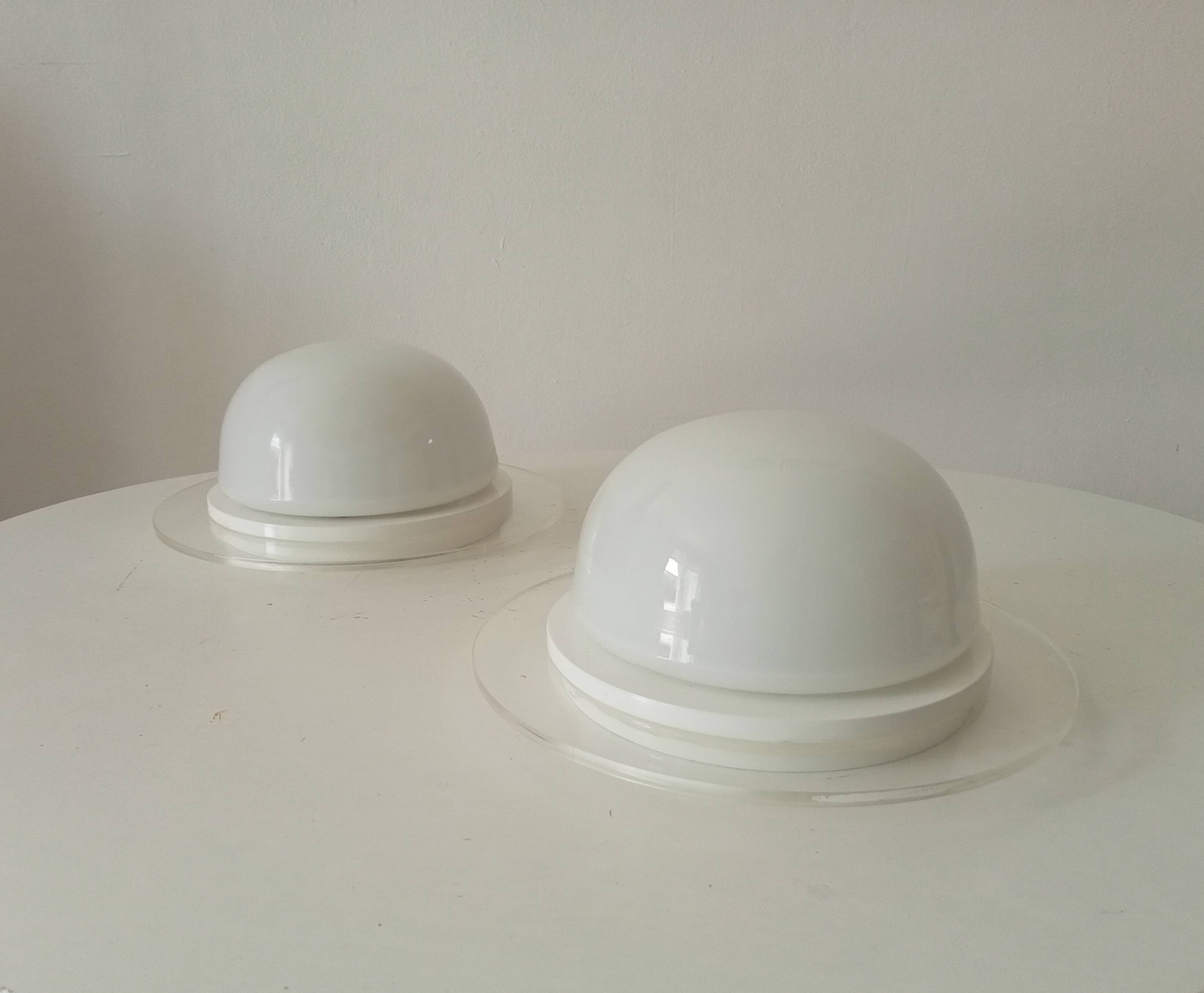 Vintage wall lamp in opaline and lucite