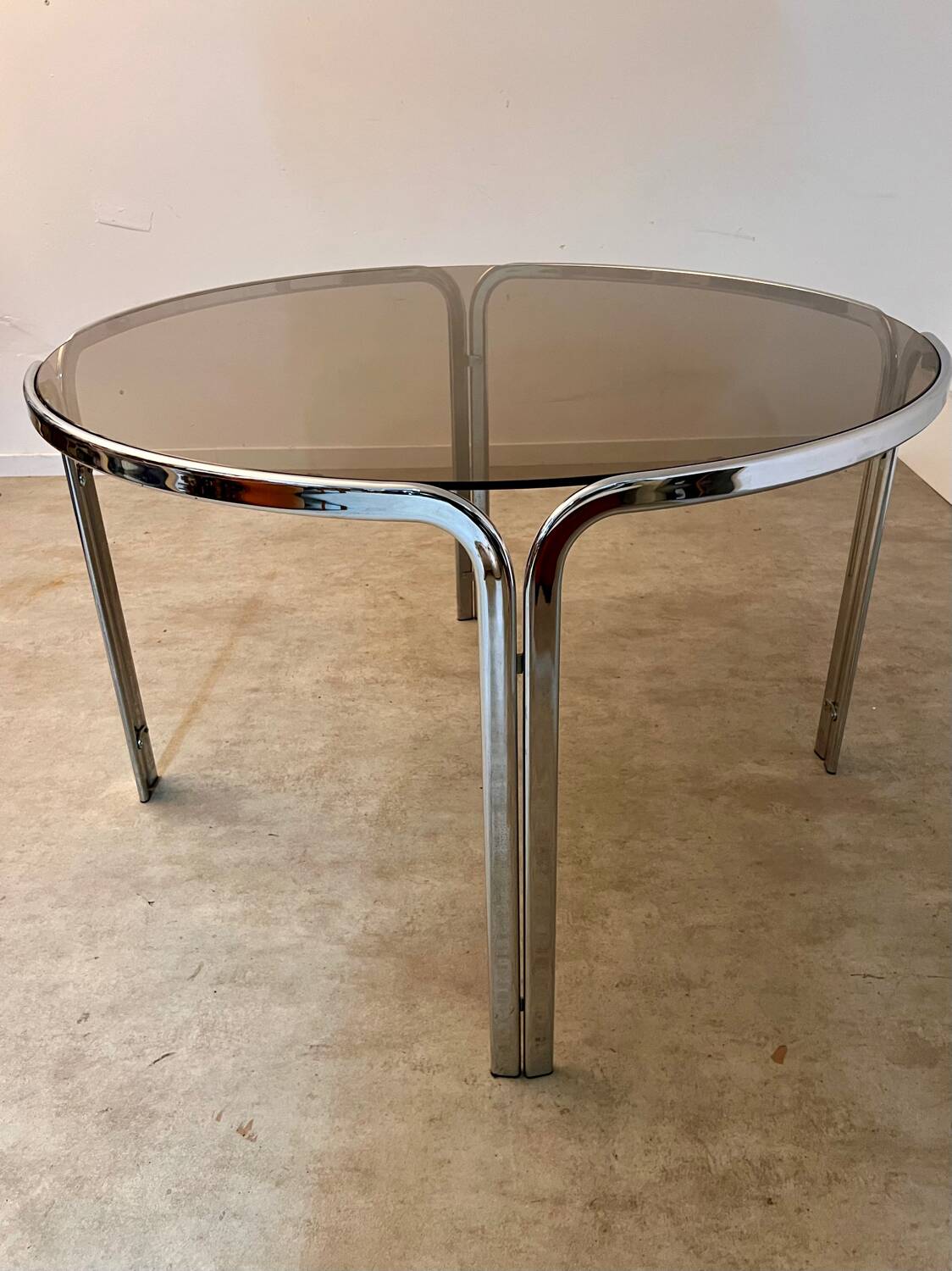 Table ronde vintage tubulaire en métal et verre fumé design année 70