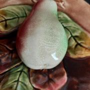 Assiette en barbotine poire en relief fin XIXème début XXème