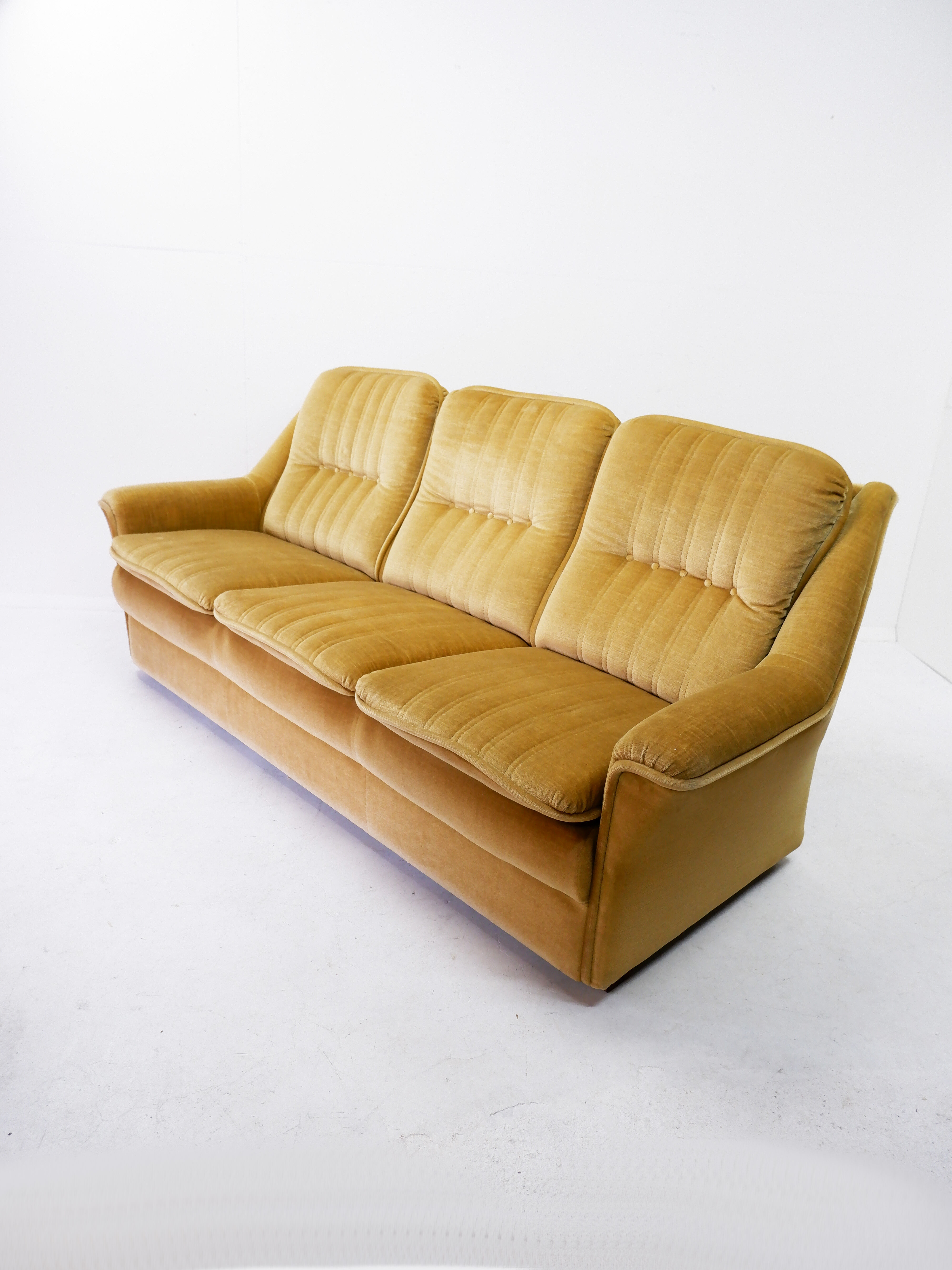 Vintage sofa yellow/gold 1970s