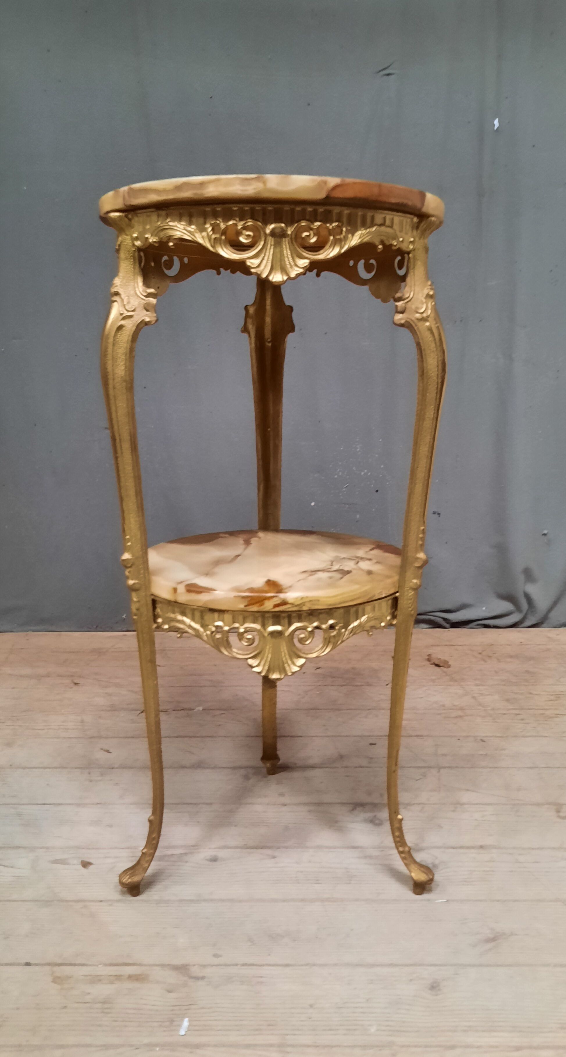 Selette metal and onyx