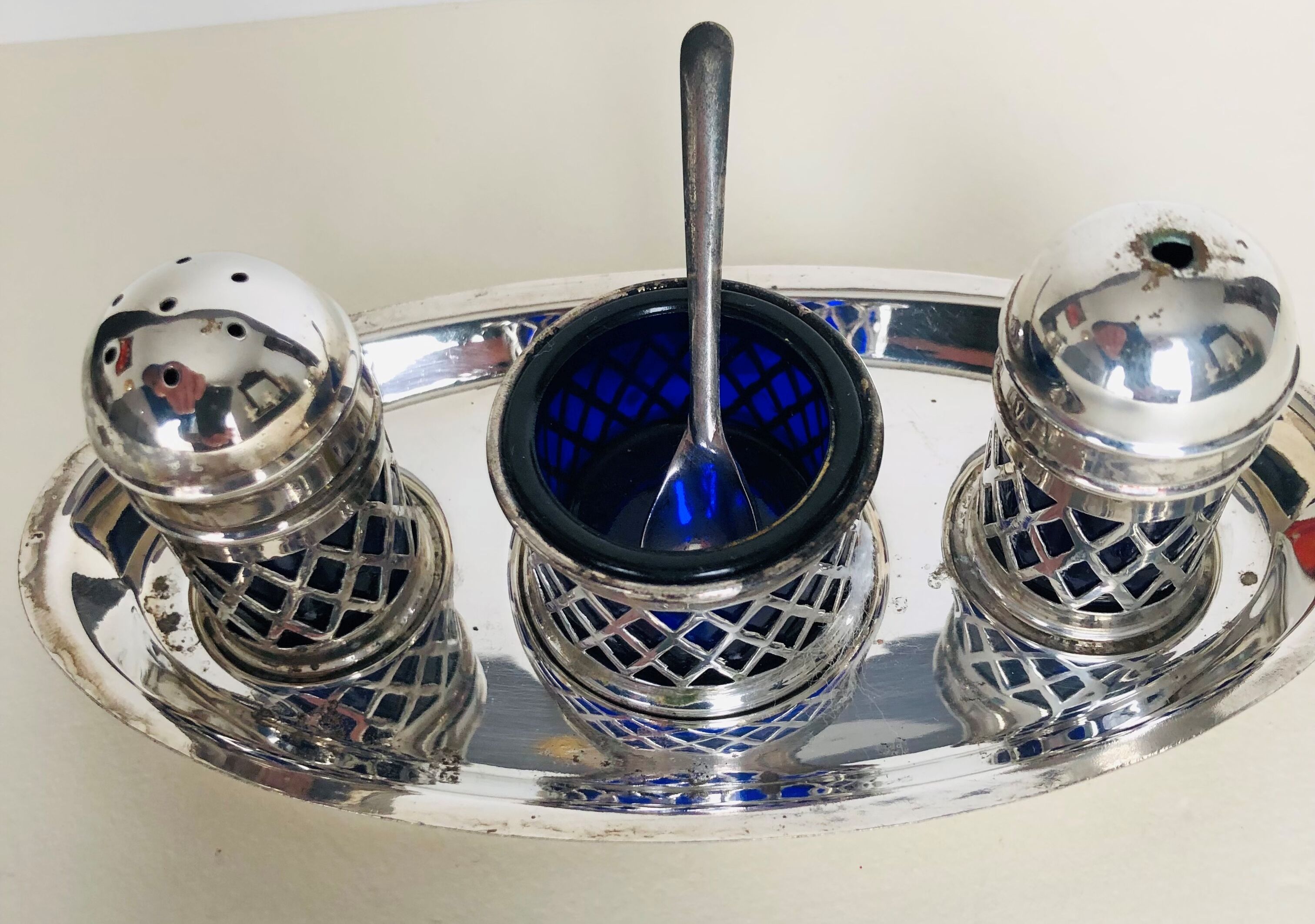 Silver metal spice service