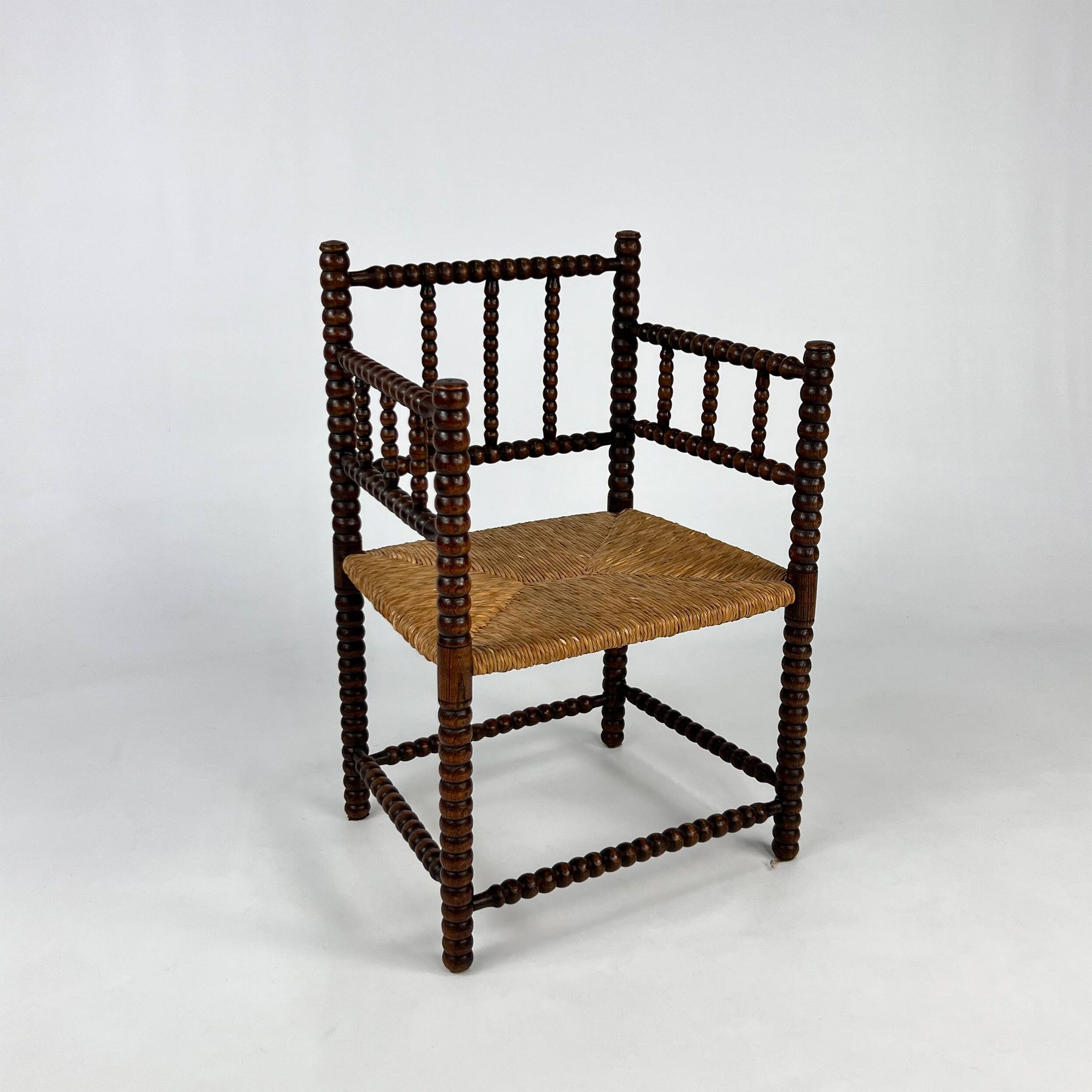 Fauteuil en hêtre teinté et paille de style Jacobéen, 1900s