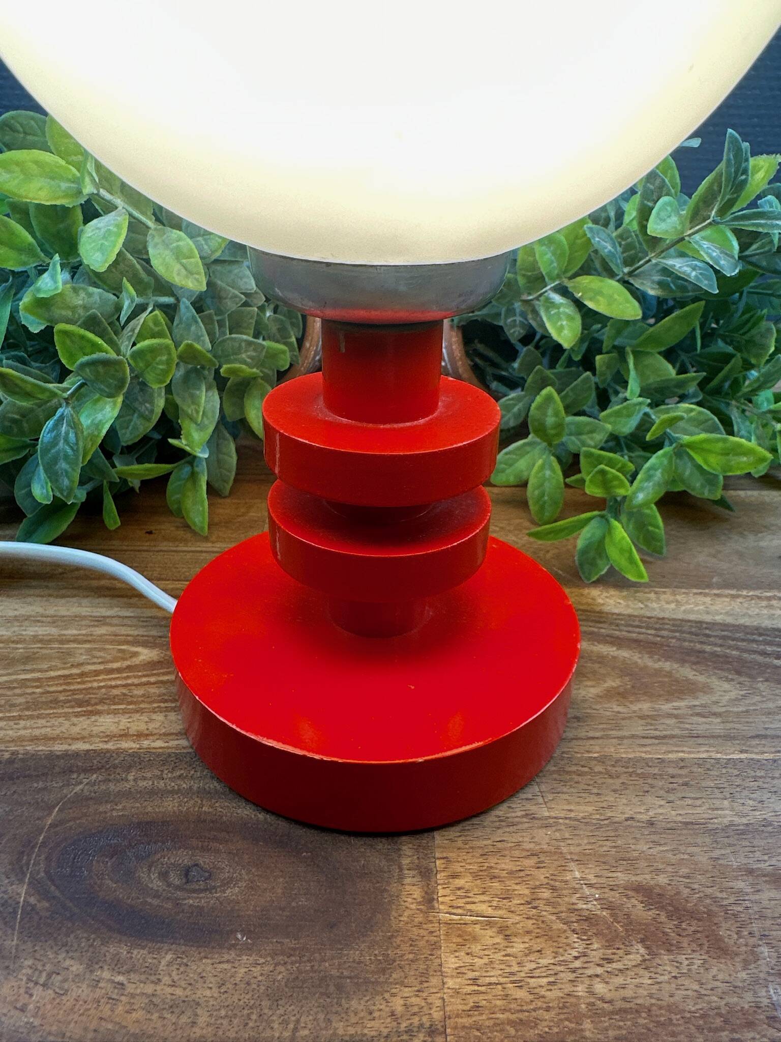 Vintage globe bedside lamp – red lacquered wooden base