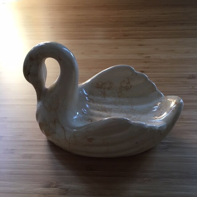 Ceramic swan pocket tray