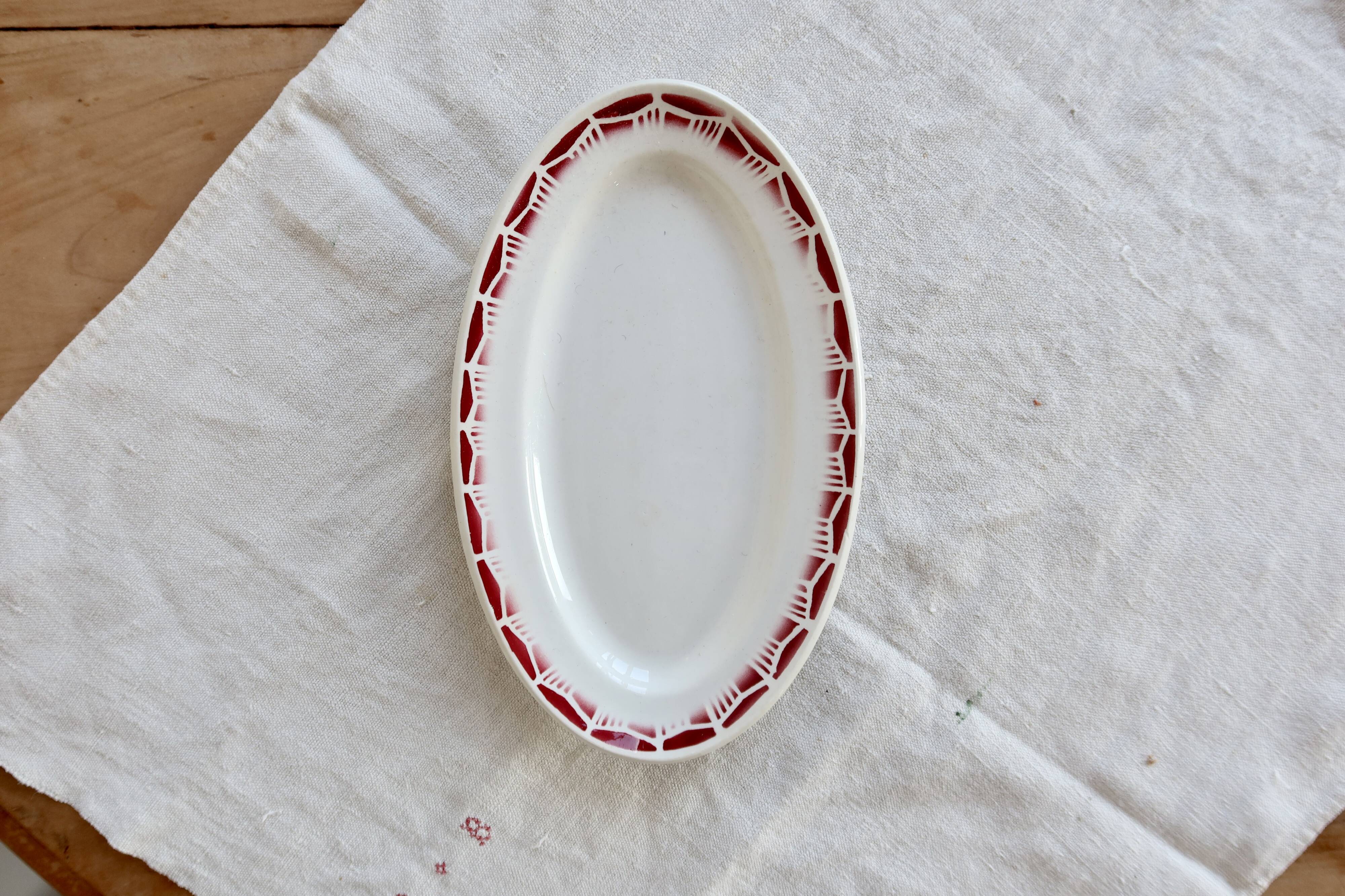 Old Ravier Céranord model Monty – Earthenware with geometric burgundy decoration