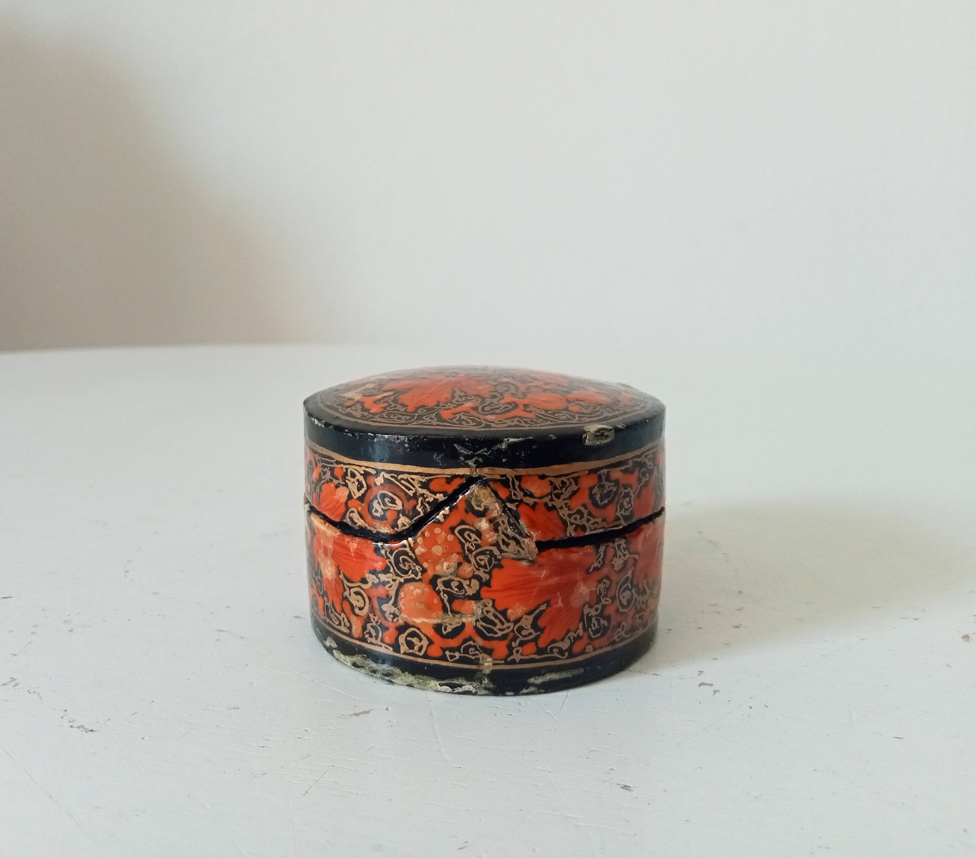Small antique Kashmiri bonbonnière/pillbox in papier-mâché.