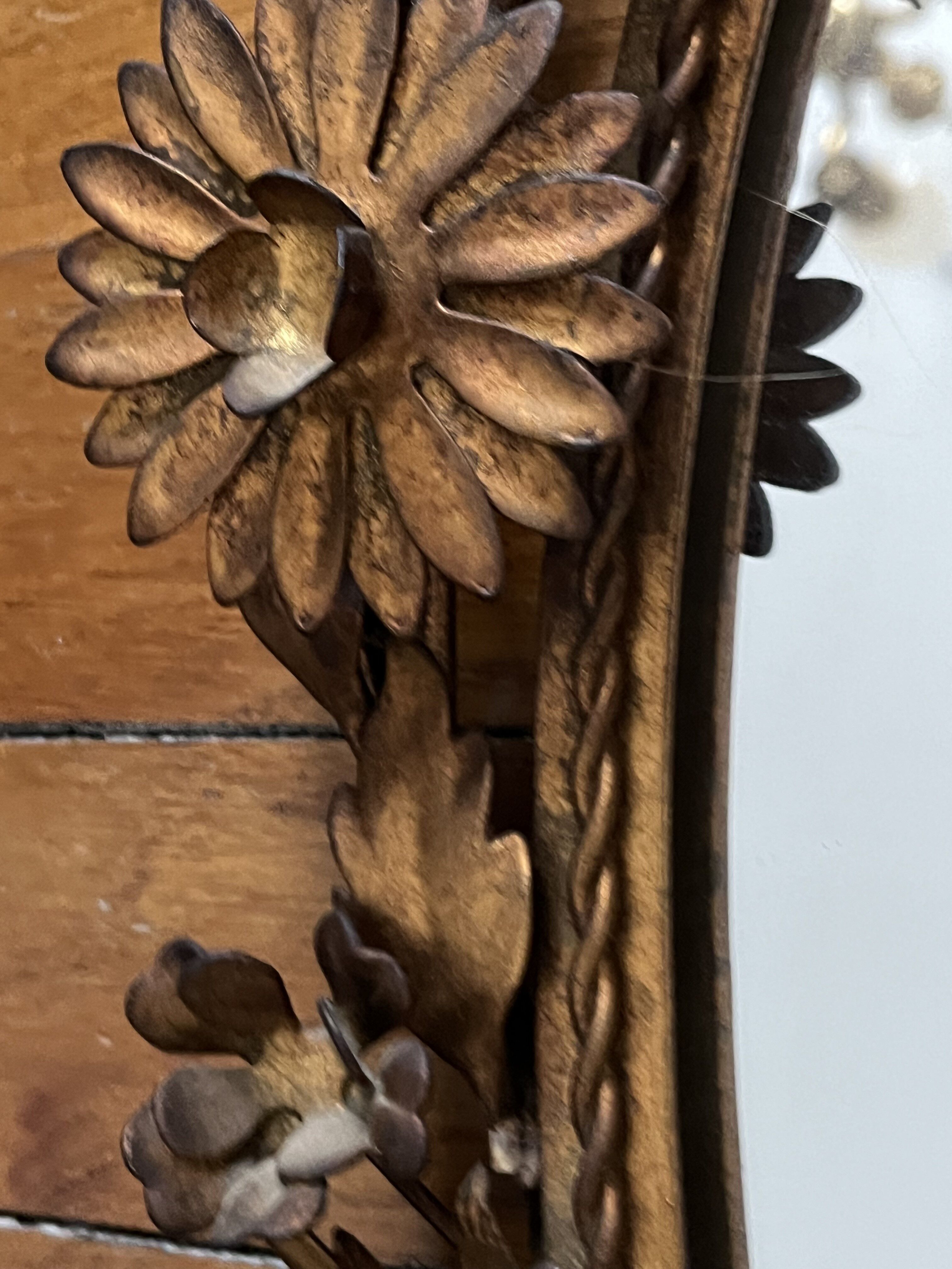 Miroir ovale en métal doré