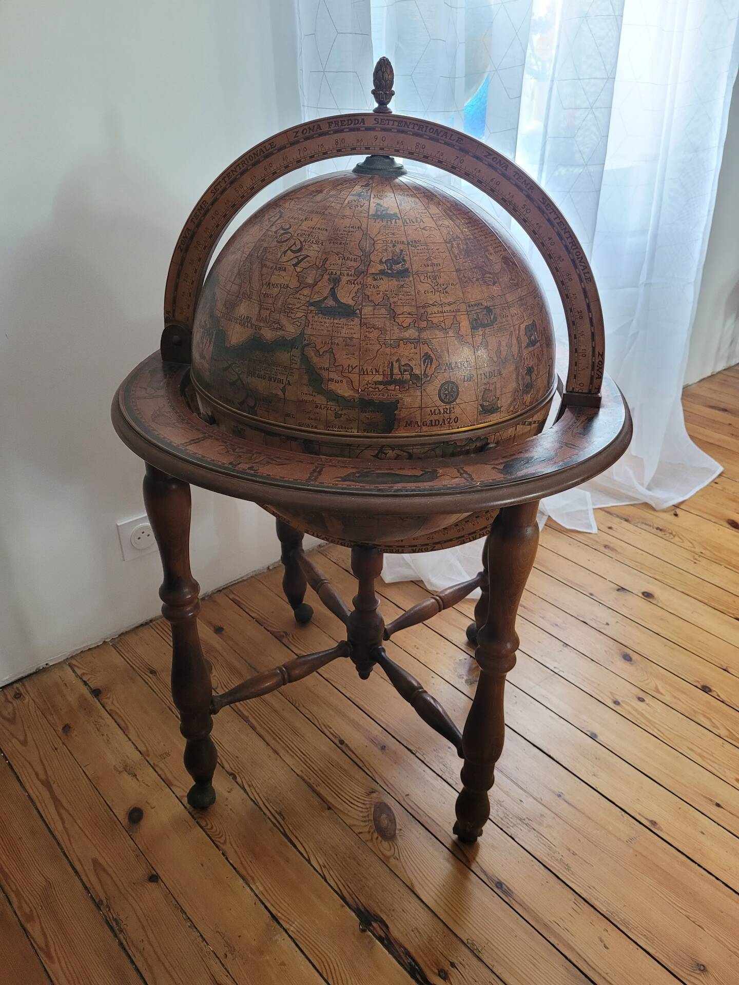 Vintage 70's world map bar