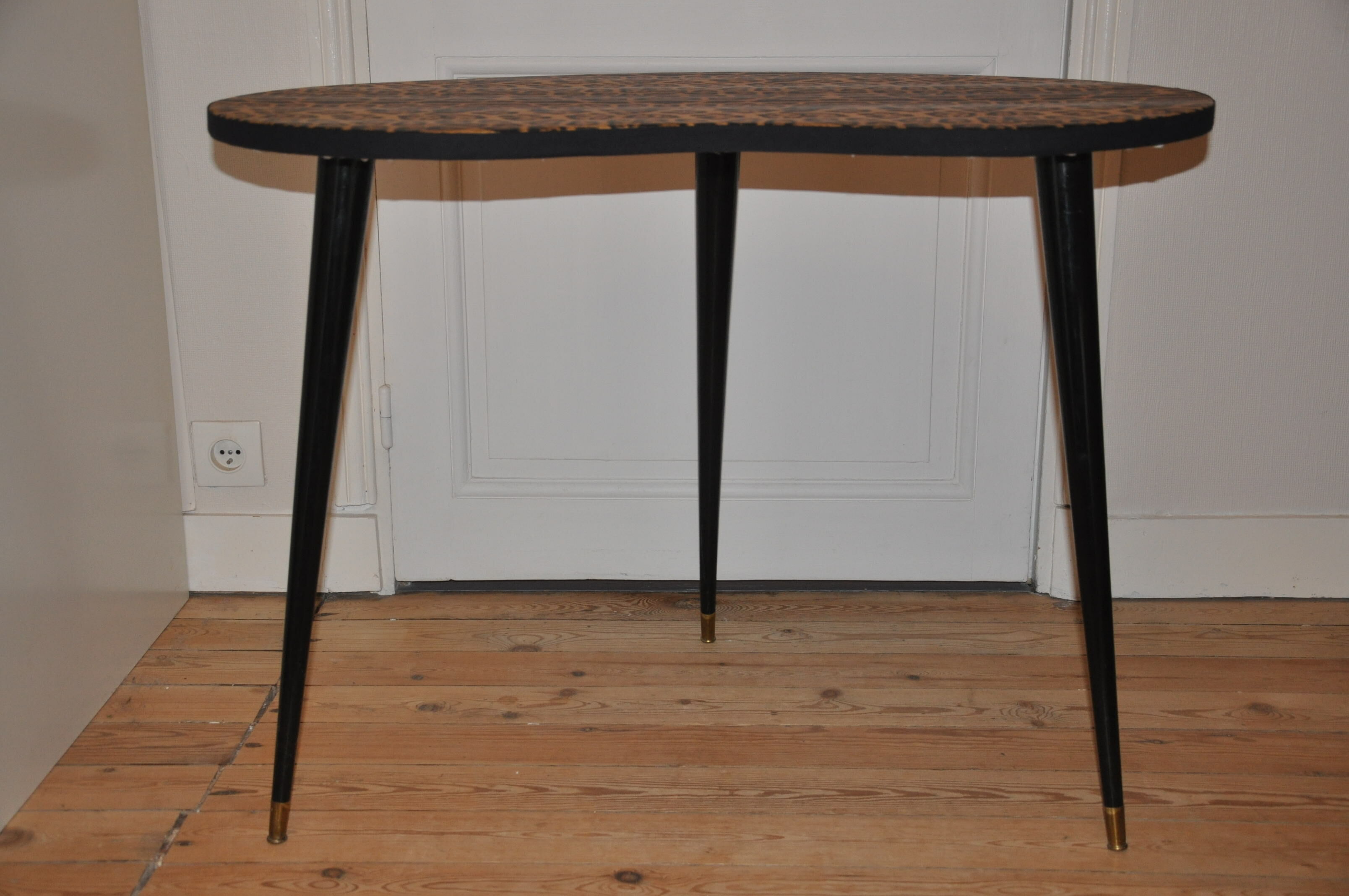 Table tripod shape vintage bean