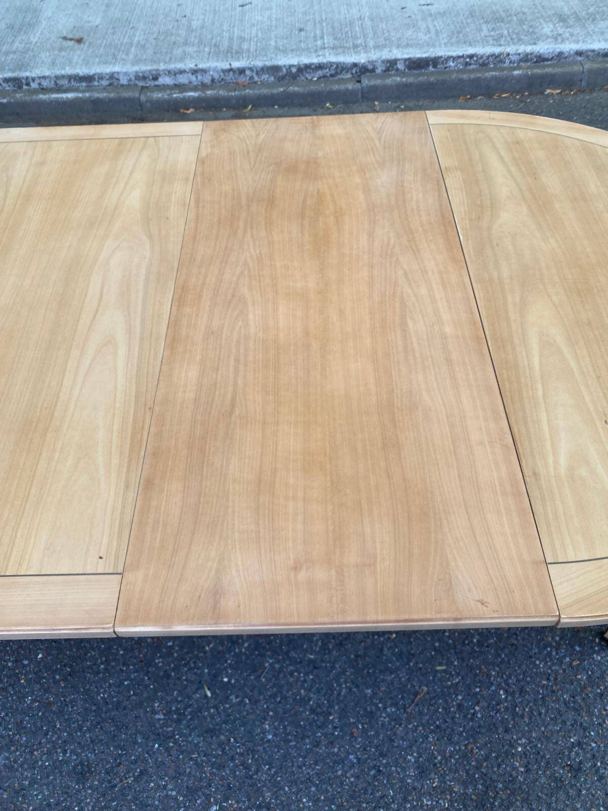 Table ronde extensible style Directoire rénovée en bois clair  avec 2 rallo