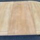 Table ronde extensible style Directoire rénovée en bois clair  avec 2 rallo