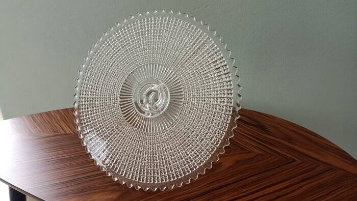 Serving dish on pedestal