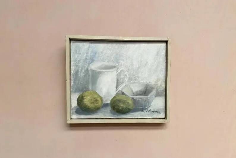 Original Swedish Oil on Canvas – “Jug, Bowl and Fruits” by Main Klarmo‑Kärred – Signed – 1961 – Vintage & Framed – 49×40.5 cm (19.3"×15.9")