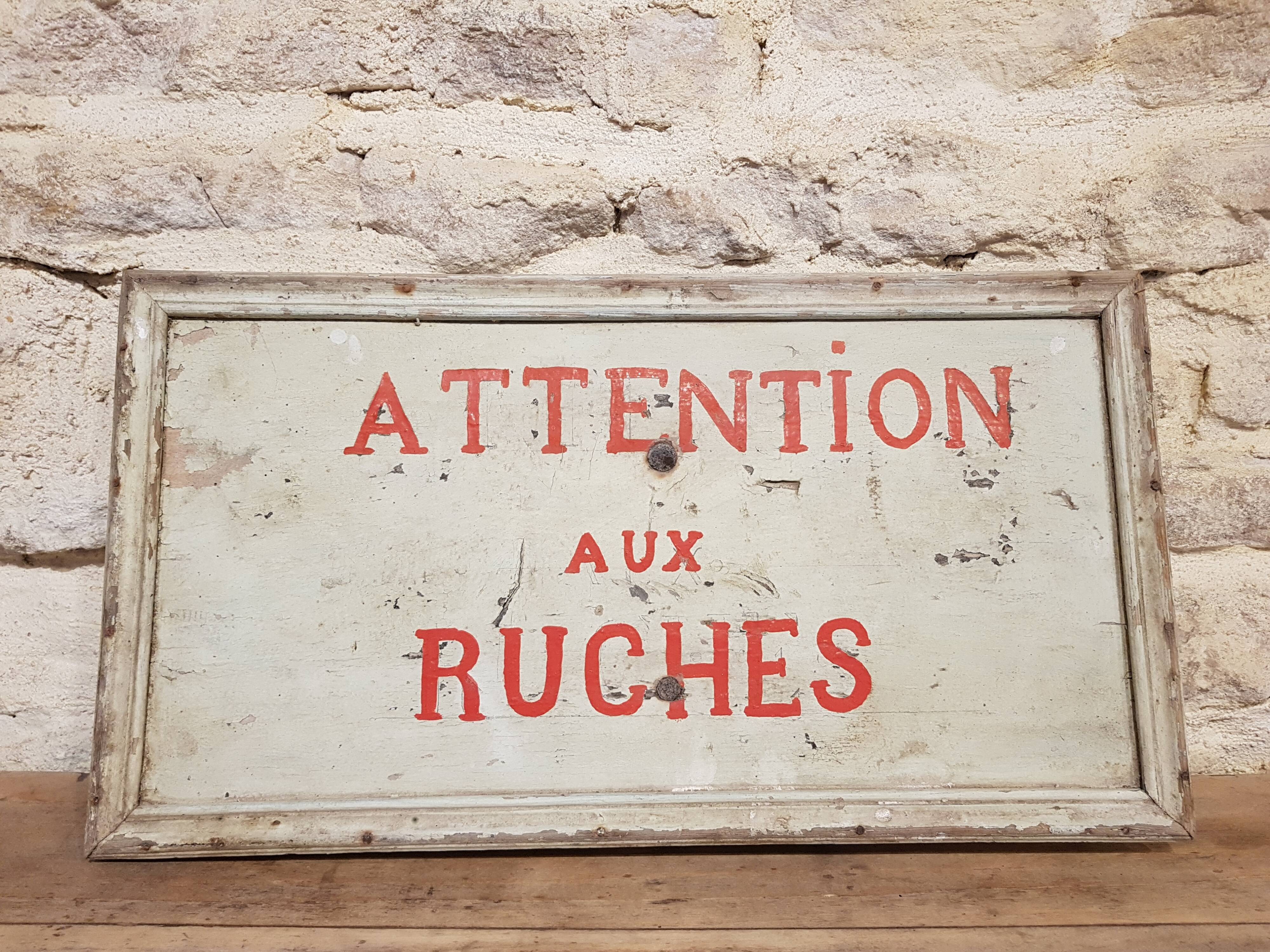 Ancien panneau en bois peint "attention aux ruches"