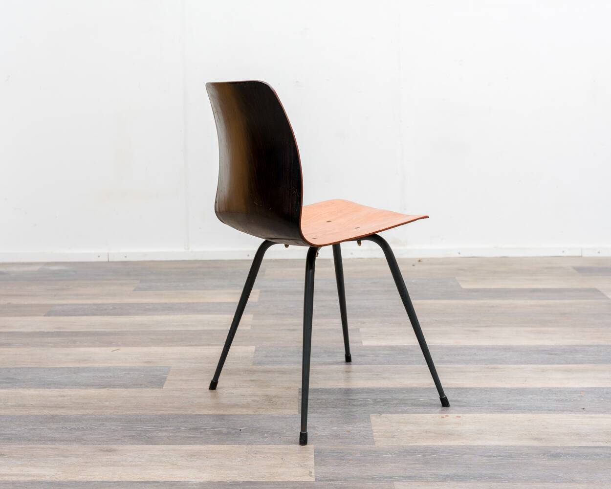 Set of 6 Pagholz chairs in a two-tone design, Pag Presswerke edition.