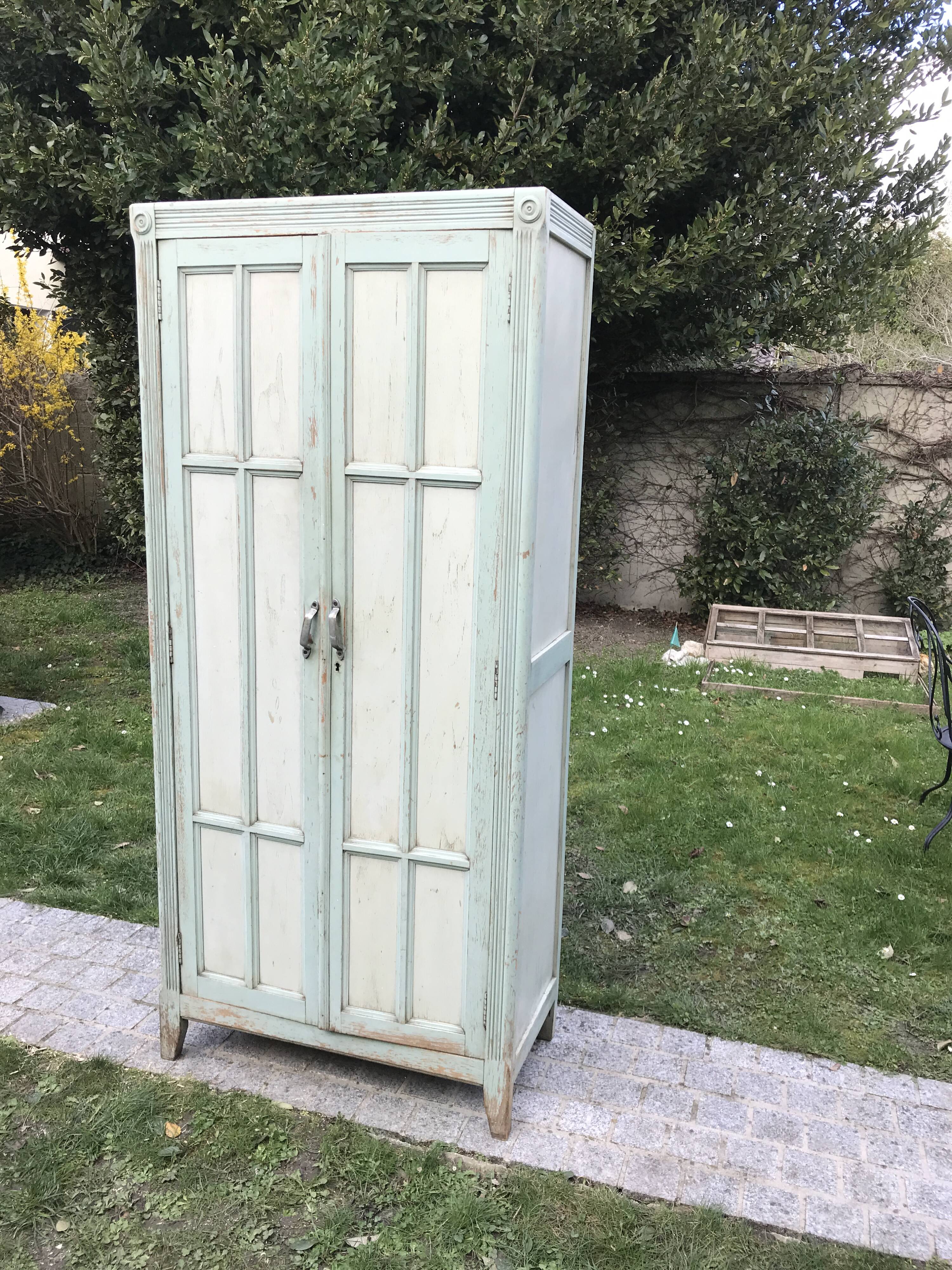 Armoire parisienne verte à panneaux vintage 1940/1950