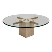 Table basse ronde vintage avec plateau en verre épais et base en travertin et laiton.