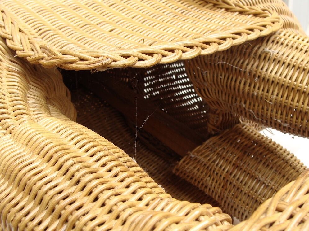 Elephant bass table in rattan.